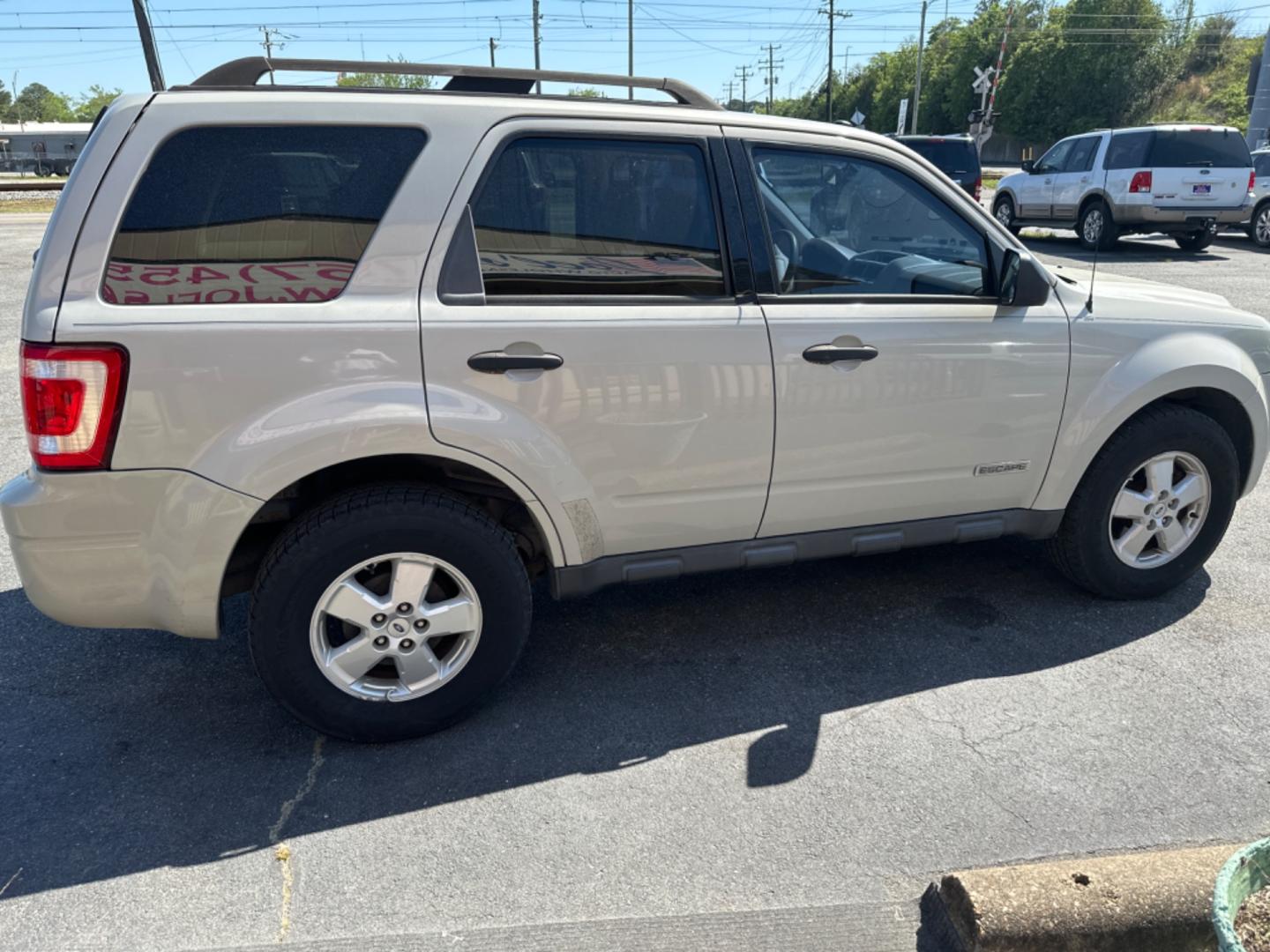 2008 WHITE Ford Escape XLT 2WD I4 (1FMCU03Z28K) with an 2.3L L4 DOHC 16V engine, 4-Speed Automatic Overdrive transmission, located at 5700 Curlew Drive, Norfolk, VA, 23502, (757) 455-6330, 36.841885, -76.209412 - Photo#5